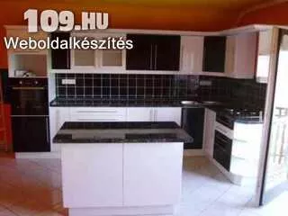 Beépített konyhabútor 006  fekete-fehér színű ajtókkal ,vitrines, fekete színű munkalappal