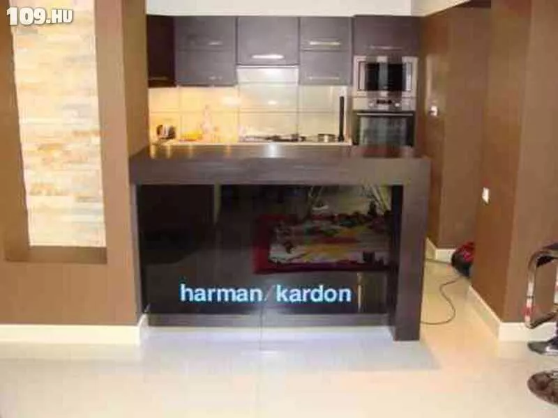 Beépített konyhabútor sötétbarna színű,pulttal