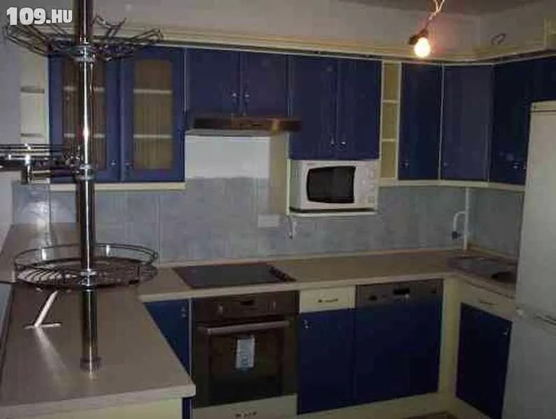 Beépített konyhabútor 001  kék színű ajtókkal , bézs színű munkalappal