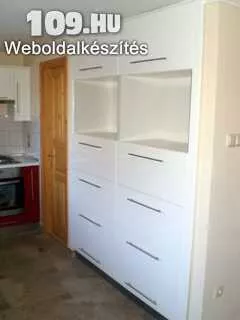 Beépített konyhabútor 002  piros-fehér színű ajtók üvegberakással , fehér színű munkalappal