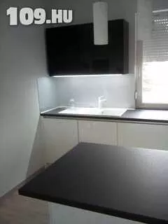 Egyedi konyhabútor magasfényű akril ajtófronttal!