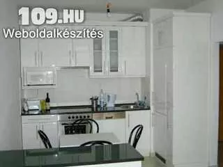 Beépített konyhabútor 003  fehér színű ajtókkal ,vitrines, fekete színű munkalappal