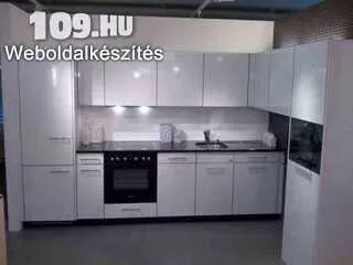 Beépített konyhabútor 004  fehér színű ajtókkal , fekete színű munkalappal