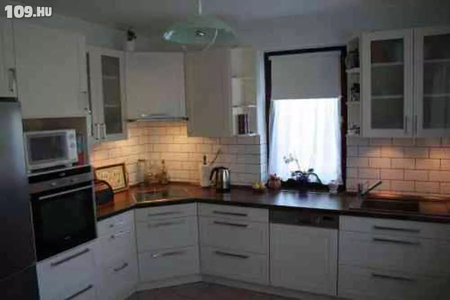 Beépített konyhabútor 009  fehér színű ajtókkal , vitrines ,sötétbarna színű munkalappal