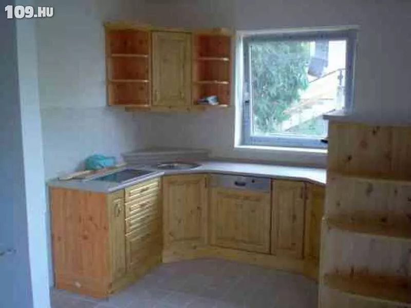 Beépített konyhabútor 011  natúr színű ajtókkal , szürke színű munkalappal